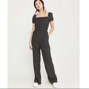 Black cap-sleeved jumpsuit w/ pockets!
